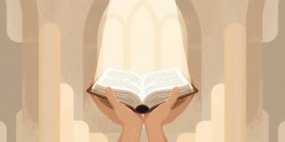 Biblia Reina-Valera abierta en un púlpito, símbolo de la fe evangélica en Latinoamérica.